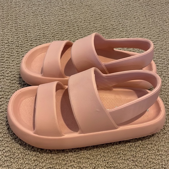 Baby pink beach slides - Picture 2 of 4